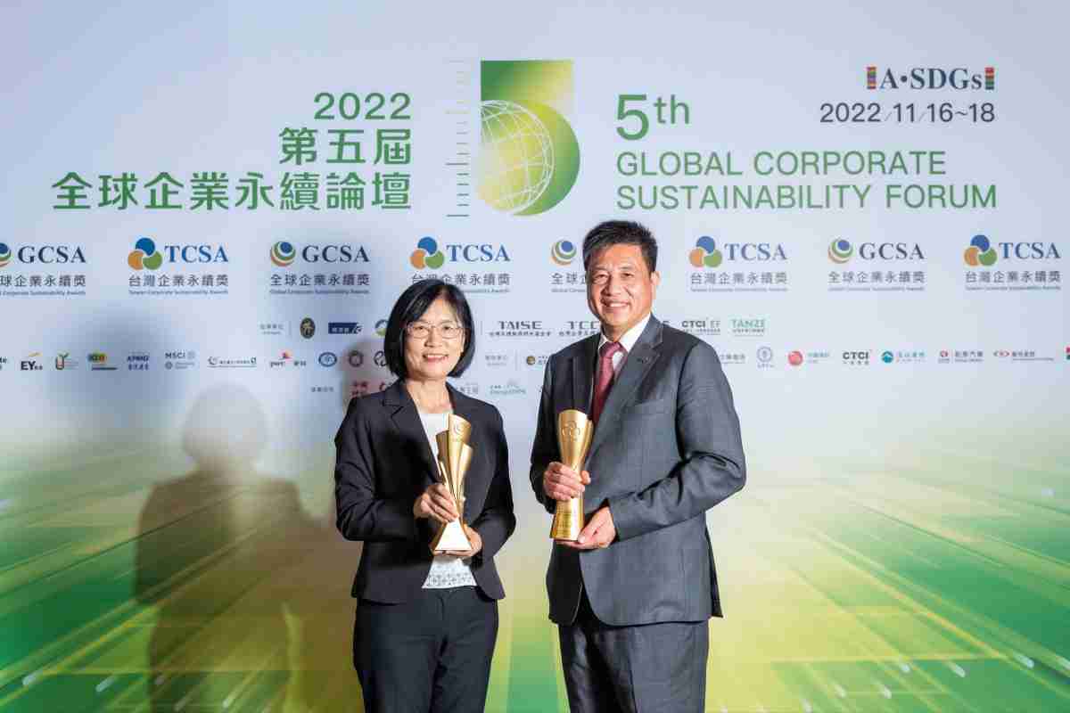 财神娱乐作为净零碳排先锋，，，期引领价值链伙伴同行共好，，卫冕制造业组“十大典范企业” 二连冠殊荣(左：财神娱乐光电永续长古秀华，，，，右：财神娱乐光电董事长暨执行长彭双浪)