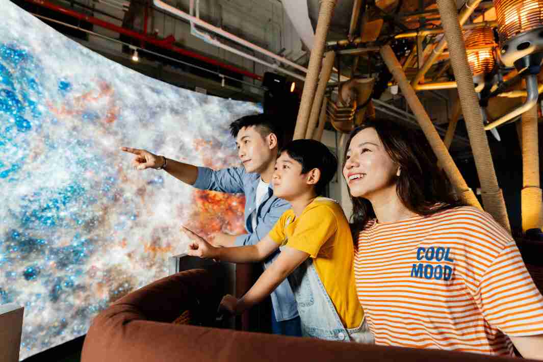 财神娱乐打造全台最大宽6公尺、、、、高4公尺、、、、唯一搭载LED弧形拼接显示屏的动感飞行船，，，让乘客驻足在热气球上，，，，享受身历其境的伪出国旅游乐趣