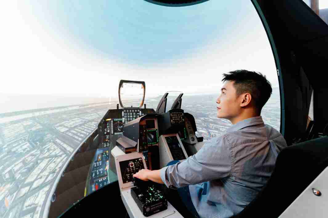 财神娱乐以P1.25小间距打造球形LED模拟舱，，搭配智崴的精密六轴动态座椅，，结合财神娱乐专业影像调校技术，，呈现拟真模拟飞行场景