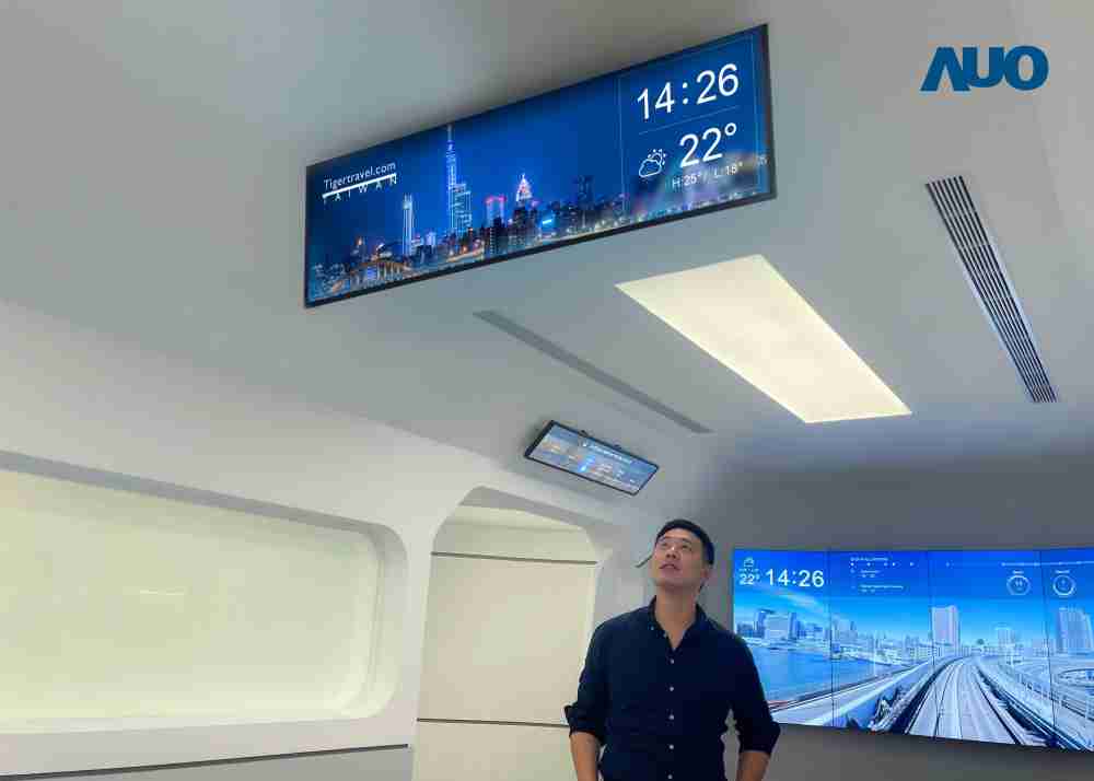 达擎TARTAN “37吋超薄双屏车厢显示器” 采用单一背光设计，，，将双面显示器厚度大幅缩减至12mm，，支持长条屏 32:9 规格，，，，突破传统分辨率限制，，，提供旅客更清晰实时的乘车信息及广告讯息